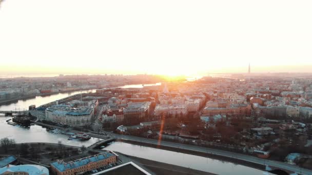 The span of the angel on the steeple in the Peter and Paul Fortress at sunset - aerial shooting of the historical center of St. Petersburg — Stock Video