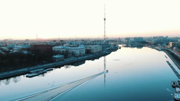 Barco de placer flota en el río Bolshaya Nevka en el centro histórico de San Petersburgo — Vídeos de Stock