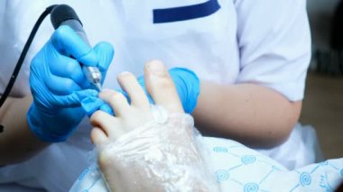 Aparat pedikür ana süreçleri manikür kaldırır ve eski cilt yakın çekim keser