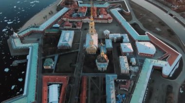 Peter ve Paul Kalesi, Vasilyevsky Adası ve gün batımında St Petersburg ve Neva Nehri panoraması