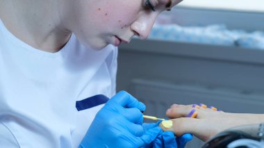 Pedikür ana sarı jel lehçe yakın çekim ile ayak tırnakları kapsar