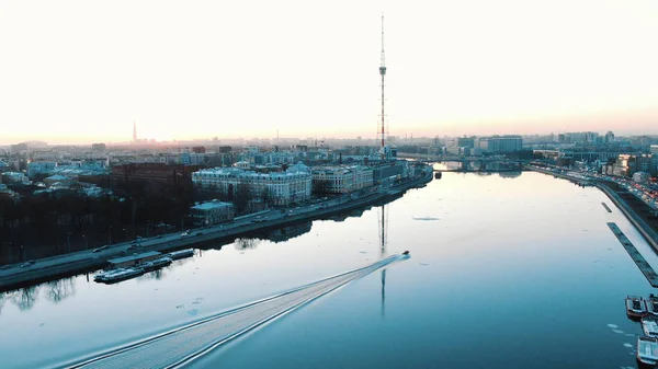 Удовольственная лодка плавает на реке Большая Невка в историческом центре Санкт-Петербурга — стоковое фото