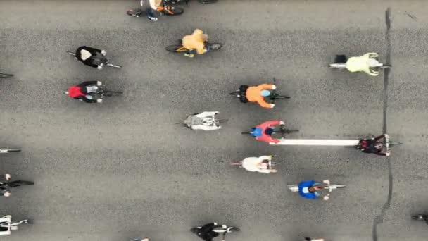 Radfahrer fahren während der Radtour die Straße entlang, Luftaufnahme senkrecht nach unten. — Stockvideo