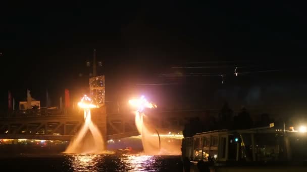 Een heerlijke vurige lichtshow op flyboards in de nachtelijke stad aan het water — Stockvideo