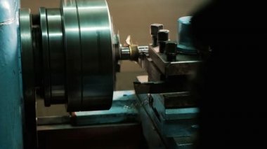 büyük metal torna çalışır ve altın detay ile hızlı döner