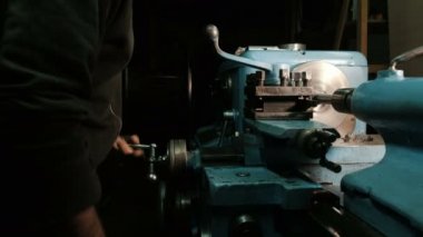 turner metal torna kolu döndürür ve parça taşlama başlar