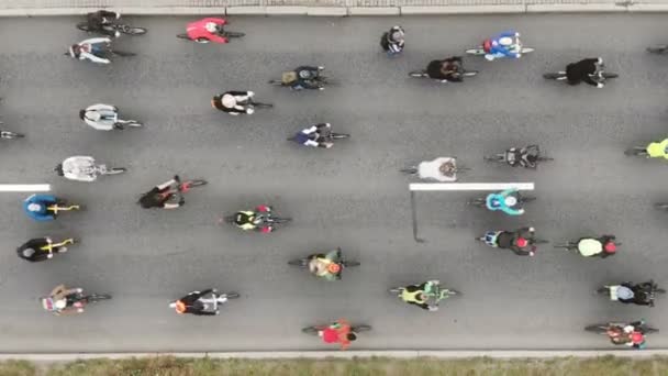 Fietsers nemen deel aan race en rijden langs asfalt weg — Stockvideo