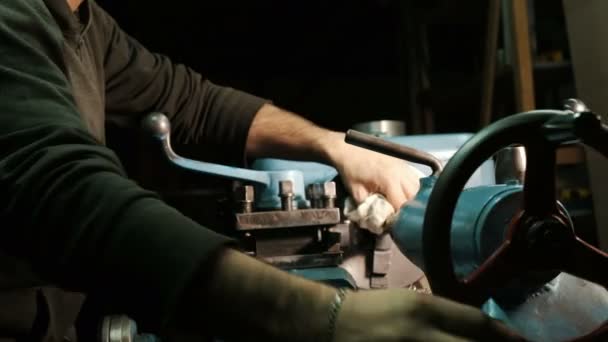 Człowiek obraca dźwignię tokalową metalu i naprawia detale przemysłowe — Wideo stockowe