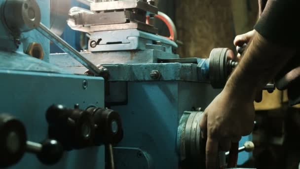 Arbeidershanden draaien metalen draaibank ronde hendel slijpen detail — Stockvideo