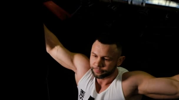 Dżentelmen z tatuaż pociągi mięśni robi lat pulldown — Wideo stockowe