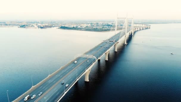 Ponte de cabo-permanecido com pilões altos e carros de excesso de velocidade — Vídeo de Stock