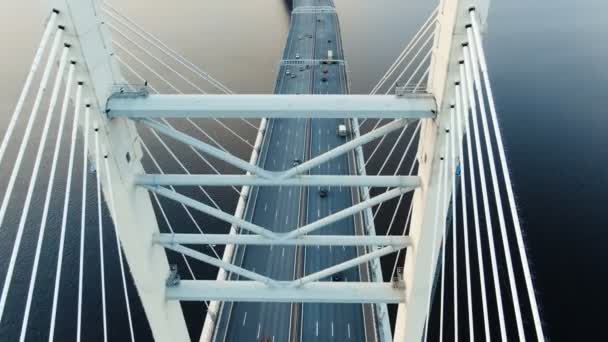 Flycam muestra torres de puente estancadas por cable con coches hacia abajo — Vídeos de Stock