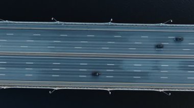 pürüzsüz asfalt yol ile uzun kablo-kaldı köprü görünümü 