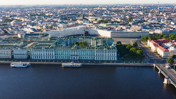 Вид с воздуха на городской пейзаж, Дворцовую площадь, Государственный Эрмитаж, Неву. Санкт-Петербург . — стоковое фото