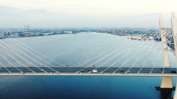 Movimento passato ponte piloni e funivie velocità verso il basso — Video Stock