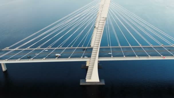 飞行摄像头显示现代电缆桥与塔架和汽车 — 图库视频影像