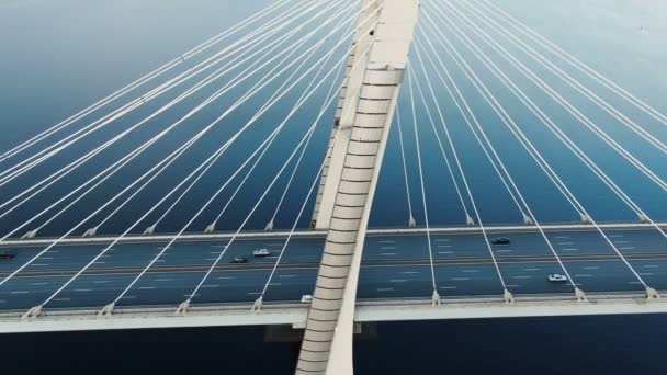FlyCam beweegt boven moderne pylonen van lange kabel-gebleven brug — Stockvideo
