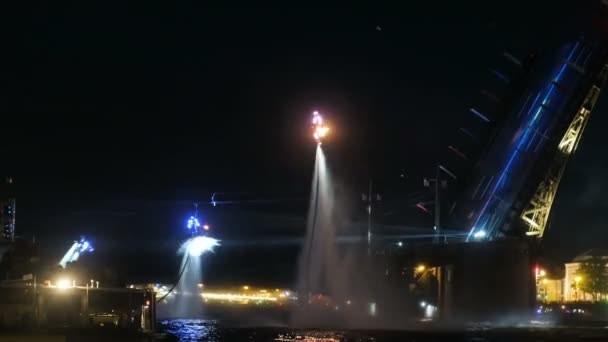 St. petersburg, russland - 26. mai 2019: sportler in led kostümen auf flyboards zeigen show auf wasser — Stockvideo