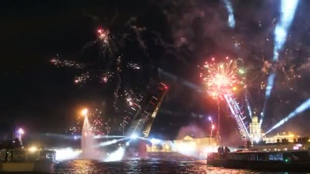 ST. PETERSBURG, RUSSIA - 26 May, 2019: breathtaking view of bright fireworks show above open bridge — Stock Video