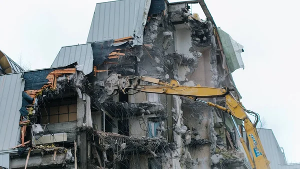 Timelapse graafmachine vernietigt een gebouw. Vallende stukken beton en wapening, sloopwerk. — Stockfoto