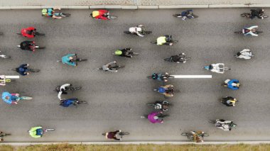 bisikletçiler yarışa katılmak ve asfalt yol boyunca binmek