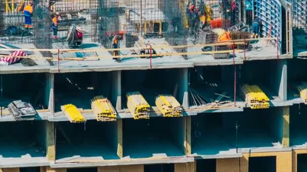 Constructores en sombreros de trabajo con la construcción de ladrillo moderno — Vídeos de Stock