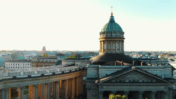 Malerische Stadt mit berühmter moderner und antiker Architektur — Stockvideo