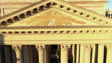 büyük sütunlar ve altın çatı elemanları ile antik bina