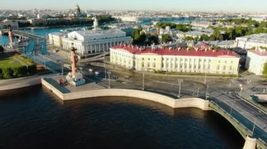 kırmızı çatılı beyaz binaya karşı heyecan verici turuncu sütun