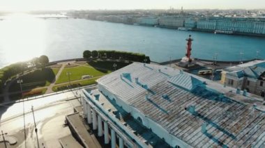 mavi nehir antenbeyaz sütunlu ünlü şehir binası