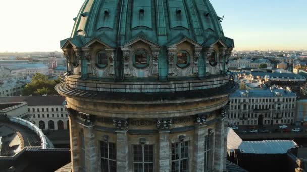 Famous Kazan Cathedral with windows in green dome aerial — Stock Video