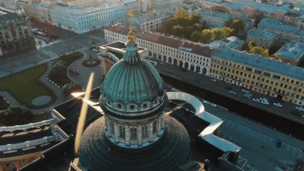 Exciting green dome with golden cross on ancient building — Stock Video