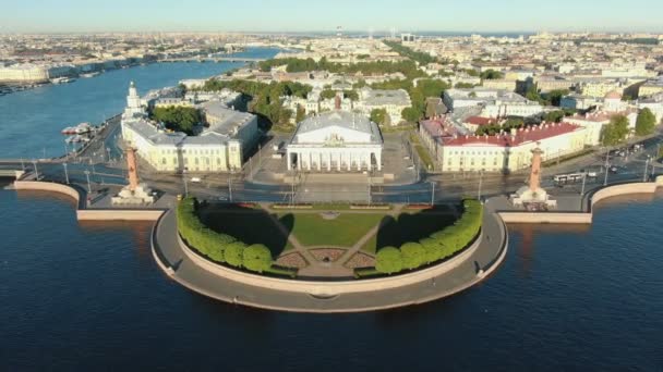 Panoramatické městské architektonické střechy se zelenými stromy — Stock video