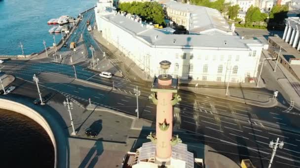 Formidable colonne orange avec ancrages métalliques sur chaussée grise — Video