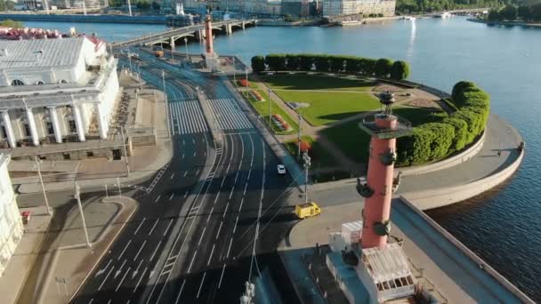 Petersburgo atracções turísticas arquitectónicas por rio azul — Vídeo de Stock