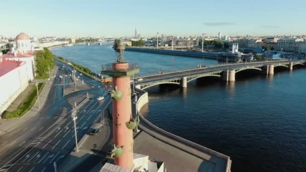 Autos fahren auf Newa-Brücke an architektonischen Wahrzeichen vorbei — Stockvideo