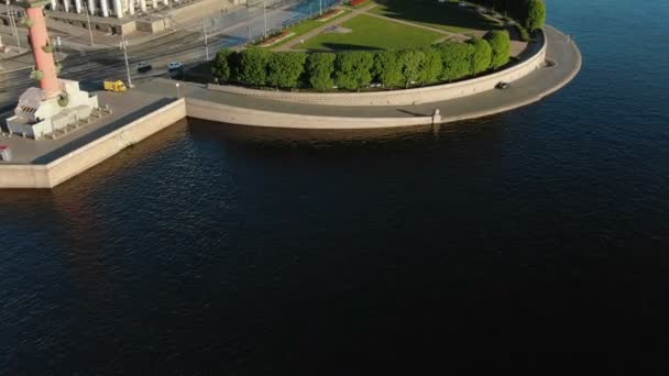 Calma profundo río azul entre las partes de la ciudad vuelo ojo de pájaro — Vídeos de Stock