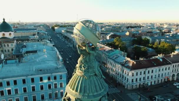 Tremenda escultura en la casa Zinger iluminada por el sol de verano — Vídeo de stock