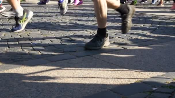 30. června 2019 St. Petrohrad: velký dav lidí, kteří mají v běhu maraton, v pomalém pohybu nohama zblízka — Stock video