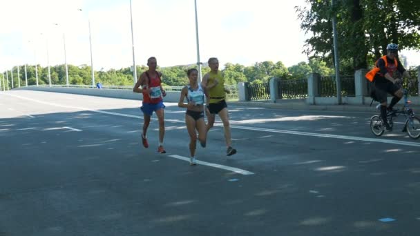 30 junio 2019 San Petersburgo, Chica fuerte y resistente corriendo un maratón en cámara lenta — Vídeos de Stock