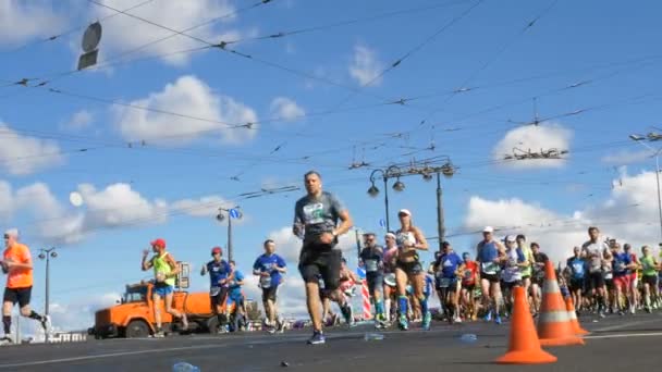 30 czerwca 2019 St. Petersburg: wielu sportowców biegać maraton, pić wodę po pozycji żywności w zwolnionym tempie — Wideo stockowe