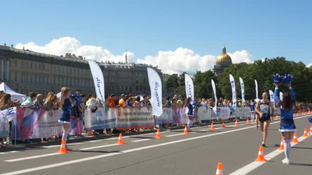 30 June 2019 St. Petersburg: Happy people run the last meters of the marathon, people around them support, applaud — Stock Video