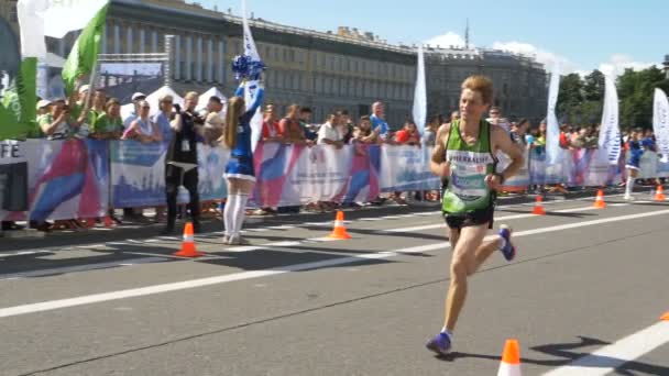 30 juni 2019 St. Petersburg: gelukkige mensen lopen de laatste meters van de marathon, mensen om hen heen steunen, juichen — Stockvideo