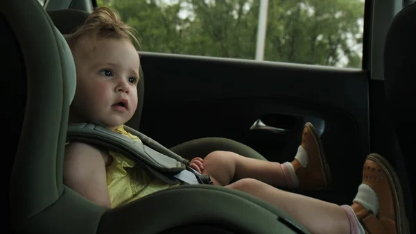 可爱的小女孩开车与家庭在汽车儿童安全座椅 — 图库照片