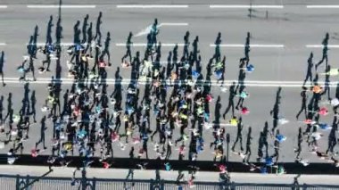 Şehir maratonu, havadan görünüm, koşu gölgeleri koşan büyük bir atlet grubu