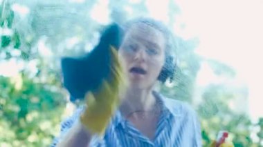 modern siyah kulaklıklar güzel Bayan deterjan spreyler