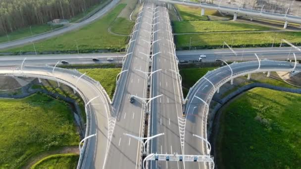 différentes voitures roulent le long de l'autoroute grise avec cercle tournant 