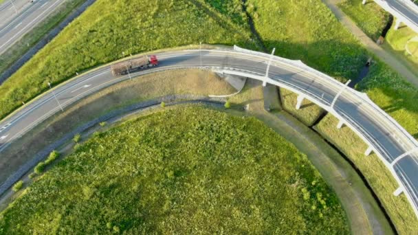 Mehrstöckige Straße mit unterschiedlichen Kurven und Fahrspuren — Stockvideo