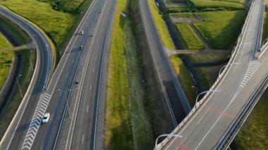 güneşli sabah gri dönüm daire boyunca otomobil sürücü