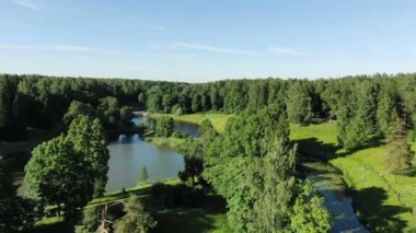 derin mavi nehirler üzerinde yeşil ağaçlar gölgeler ile resimli park